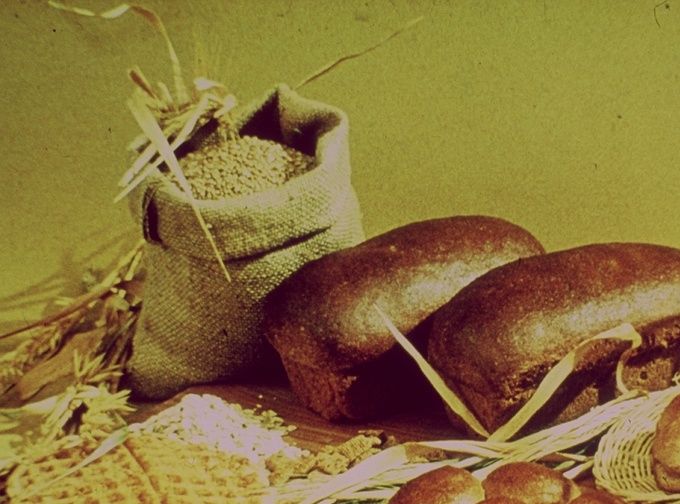 Miksi annatte rahan siitä, mikä ei ole leipää, ja työnne ansion siitä, mikä ei ravitse? Kuulkaa minua, niin saatte syödä hyvää, ja teidän sielunne virvoittuu lihavuuden ääressä. (Jes. 55:2).